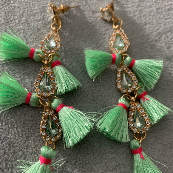 Beautiful New dangling green earrings. No tags. - Picture 3 of 6